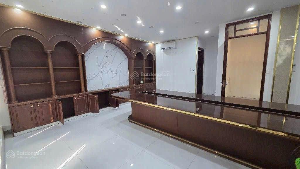 Nhanh mới kịp (kinh doanh đỉnh)
dt 8m x 10m vuông vức, bình tân
đường nhựa 10m,