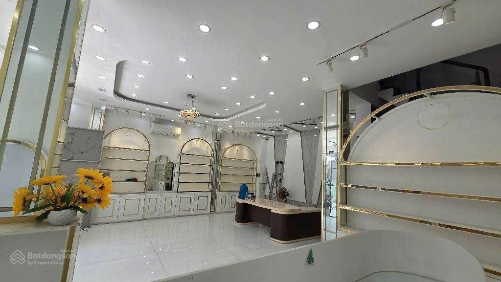 Nhanh mới kịp (kinh doanh đỉnh)
dt 8m x 10m vuông vức, bình tân
đường nhựa 10m,