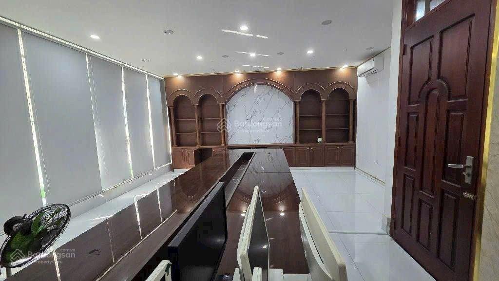 Nhanh mới kịp (kinh doanh đỉnh)
dt 8m x 10m vuông vức, bình tân
đường nhựa 10m,