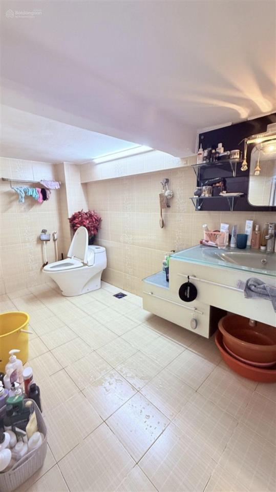 Bán c/c lão tử 126nn2 tầng 1 ,q5 giá chỉ nhỉnh 3tỷ phù hợp gđ đông người .
 hiện tại 2pn ,2wc ,bếp