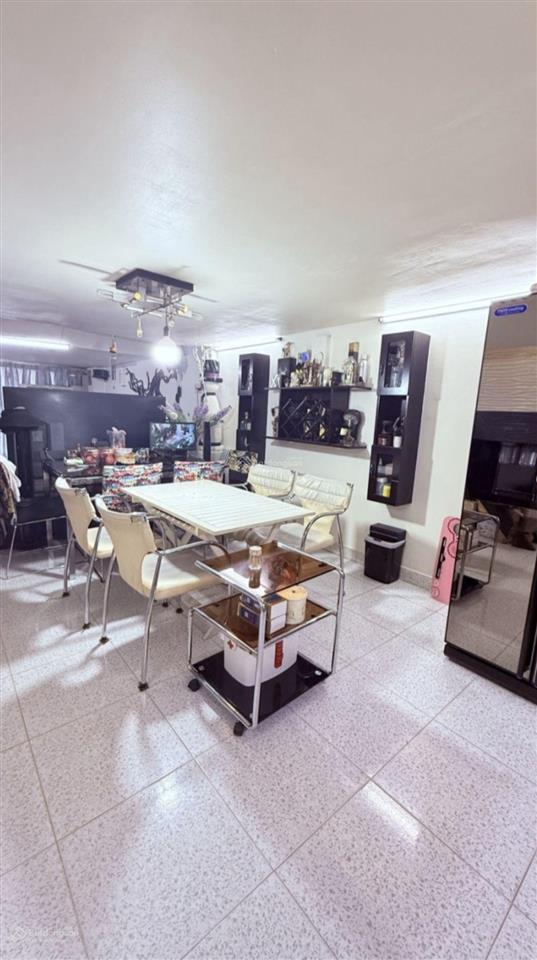 Bán c/c lão tử 126nn2 tầng 1 ,q5 giá chỉ nhỉnh 3tỷ phù hợp gđ đông người .
 hiện tại 2pn ,2wc ,bếp