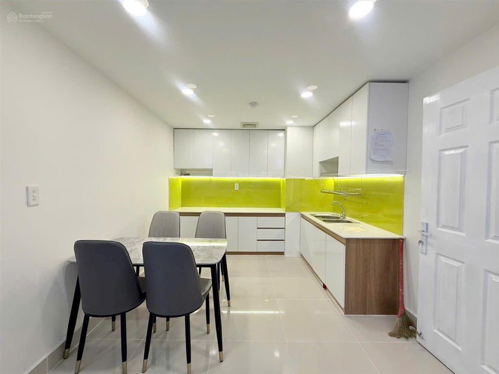 Chung cư bình thạnh 1050 đã có sổ vị trí trung tâm chỉ hơn 3tỏi .
 2pn 1wc
 dt 56m2 ,tầng 19