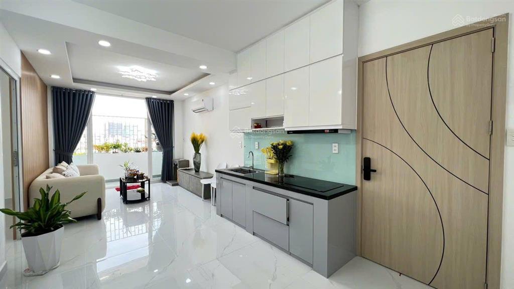 Duy nhất cc phan xích long giáp q1,q3 nằm trên đường ẩm thực sầm uất nhất sài gòn .
 dt 66m2 2pn