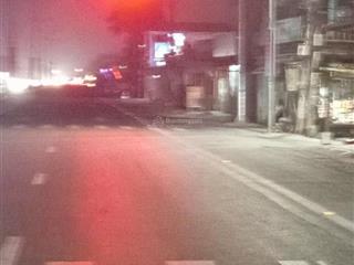 Bán nhà mặt phố mặt tiền rộng ,kinh doanh tốt