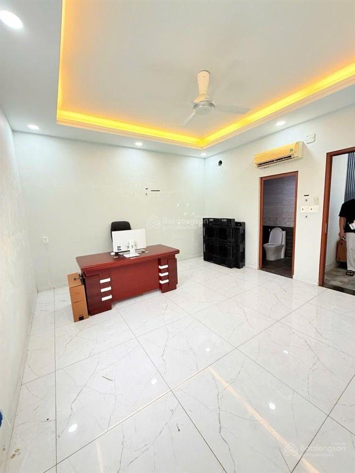 Nhà 5tầng btct  cho thuê 20triệu, đường 8m phạm văn bạch, p15 ngay sân bay  (5x16) ko lộ giới