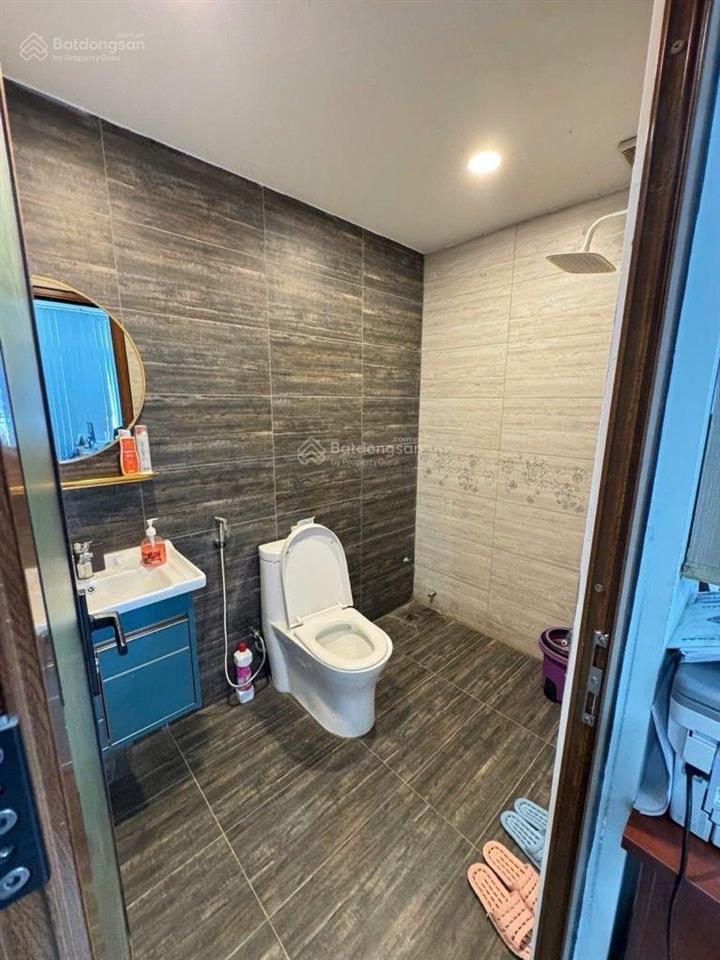 Nhà 5tầng btct  cho thuê 20triệu, đường 8m phạm văn bạch, p15 ngay sân bay  (5x16) ko lộ giới