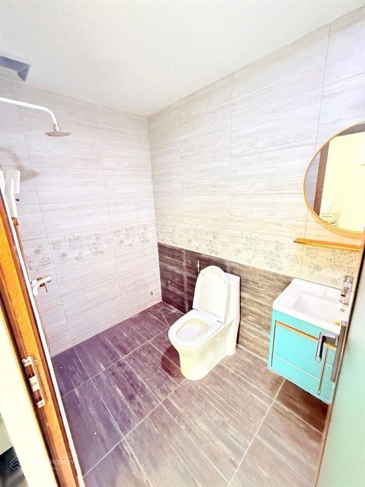 Nhà 5tầng btct  cho thuê 20triệu, đường 8m phạm văn bạch, p15 ngay sân bay  (5x16) ko lộ giới