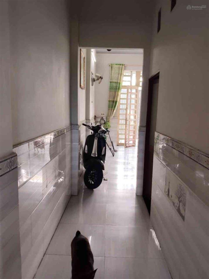 Nhà đúc 2 tầng btct  dt 80m2 (5x17) hẻm ô tô đỗ cữa  cách chợ xtt 500m  giá chỉ 3,8 tỷ tl