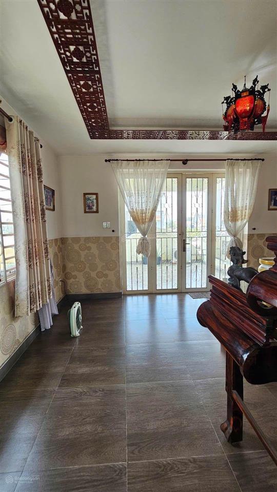 Biệt thự góc 3 tầng  đường 8m 2 bên lề  1/ tô ký  dt 125m2 (5x25) ko cắt lộ giới  giảm bán gấp