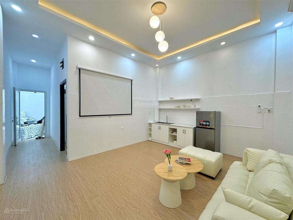 Cho thuê căn hộ dạng 1pn tách bếp, có sân sau, đầy đủ nội thất, rộng rãi