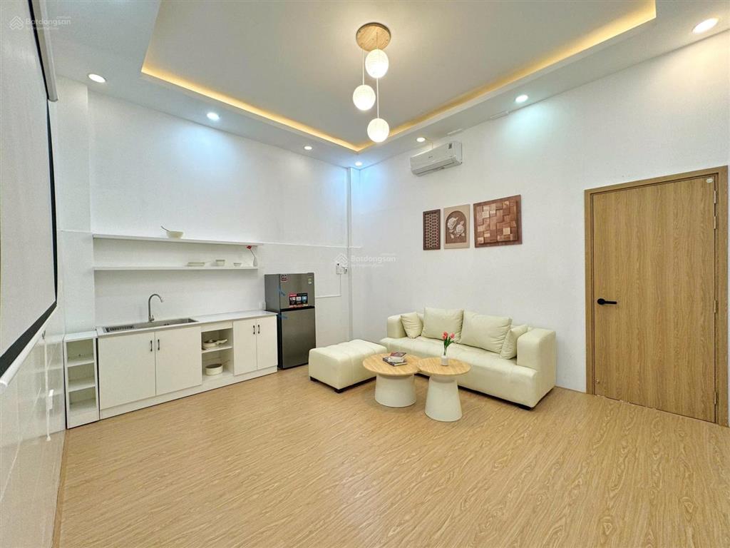 Cho thuê căn hộ dạng 1pn tách bếp, có sân sau, đầy đủ nội thất, rộng rãi
