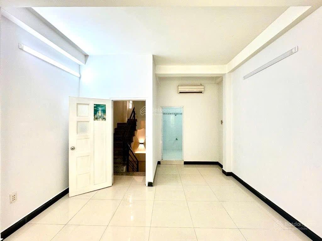 Nhà 4 tầng btct  hẻm kinh doanh thẳng 1 trục  giáp quận 4  hơn 6 tỷ