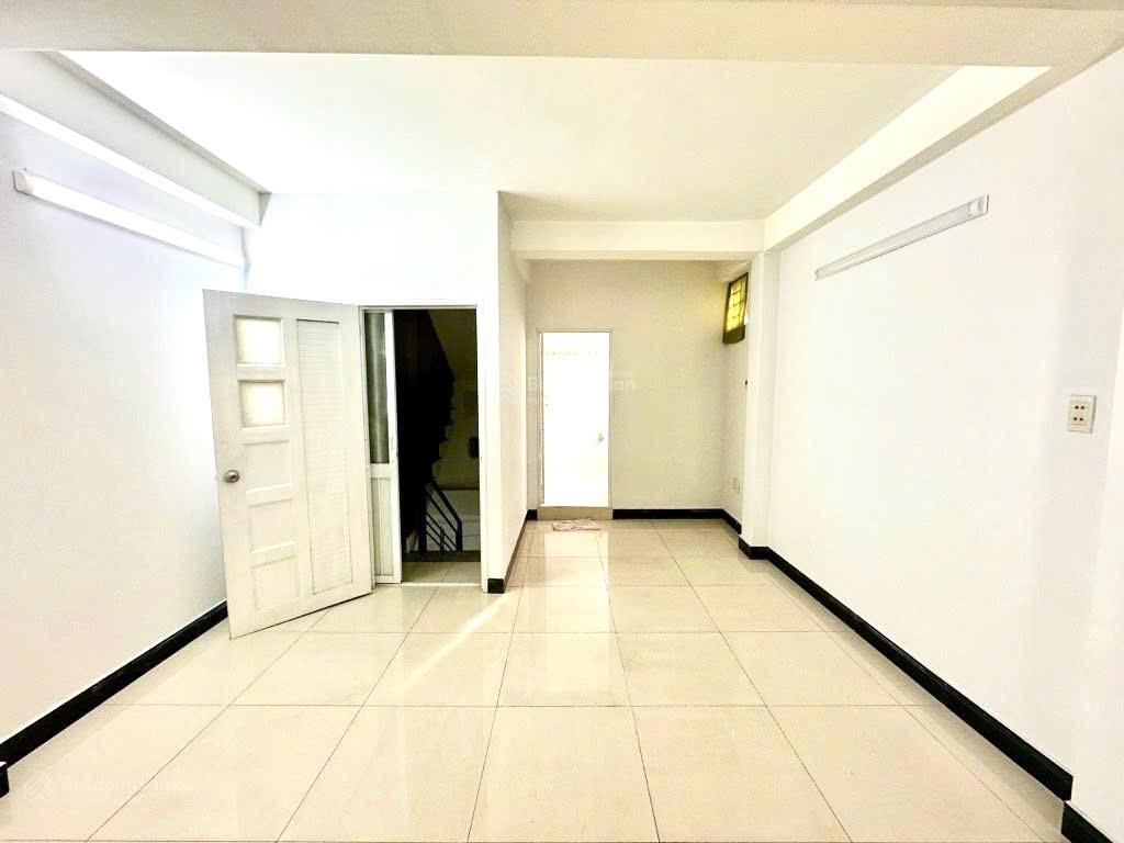 Nhà 4 tầng btct  hẻm kinh doanh thẳng 1 trục  giáp quận 4  hơn 6 tỷ