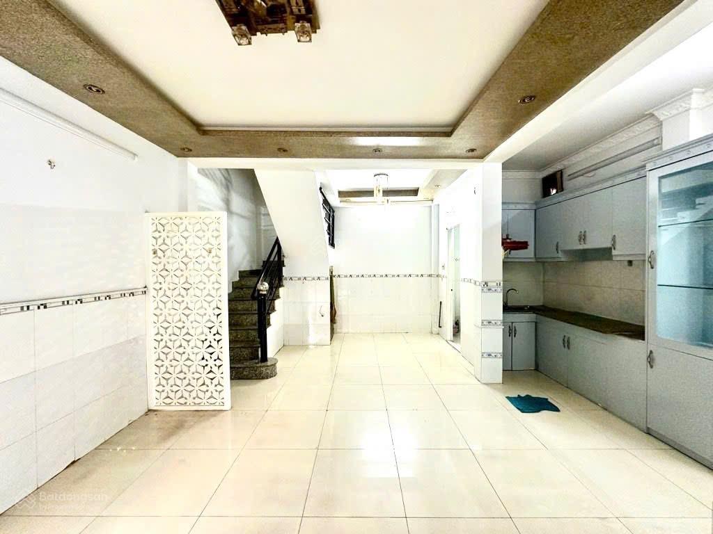 Nhà 4 tầng btct  hẻm kinh doanh thẳng 1 trục  giáp quận 4  hơn 6 tỷ