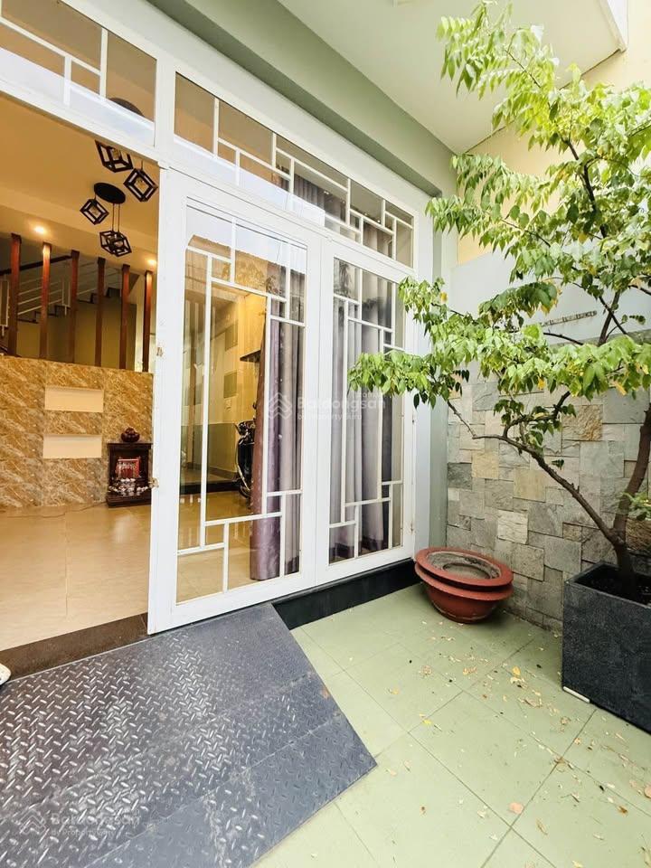 Gấp nhà 63.8m² trần hữu trang, phú nhuận. xây 1 trệt 2 lầu, hẻm 5m. sổ hồng riêng