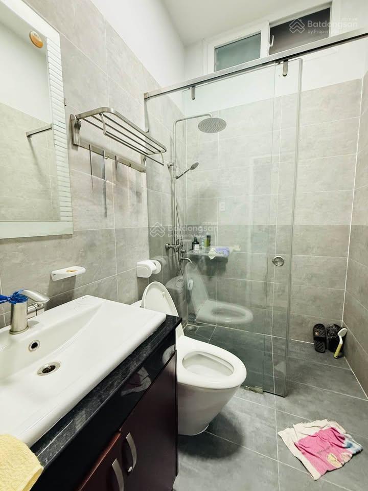 Gấp nhà 63.8m² trần hữu trang, phú nhuận. xây 1 trệt 2 lầu, hẻm 5m. sổ hồng riêng