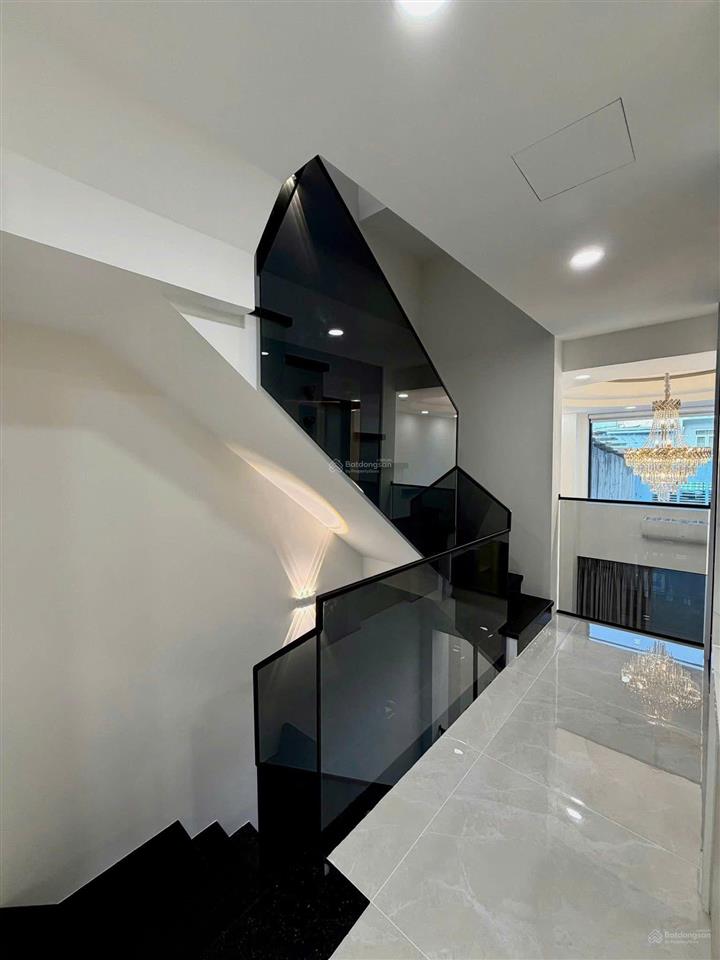 Cần bán nhà ngay rạch miễu đường hoa mai, p. cầu kiệu  giá 4,65 tỷ  dt 52m2, hợp đồng 22 triệu/th