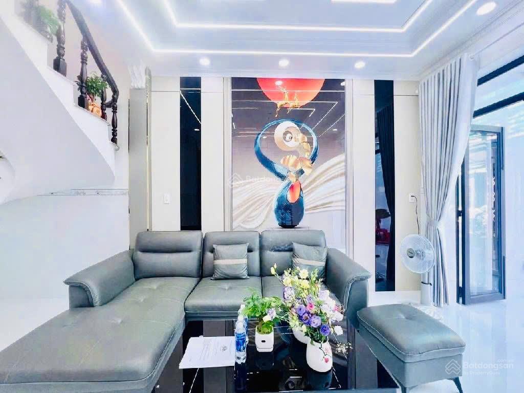 Gấp gấp  nhà 2 tầng hxh tới cửa  52m2  nhỉnh nhẹ 4 đồng