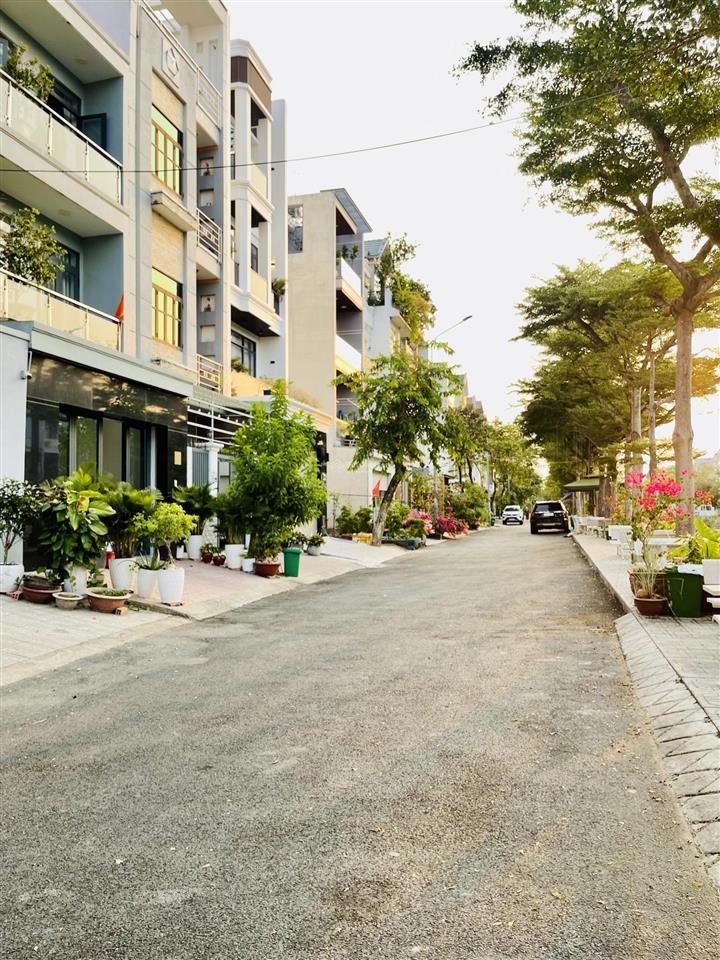 Nhà 4 tầng + sân thượng thiết kế sang trọng sát phú mỹ hưng