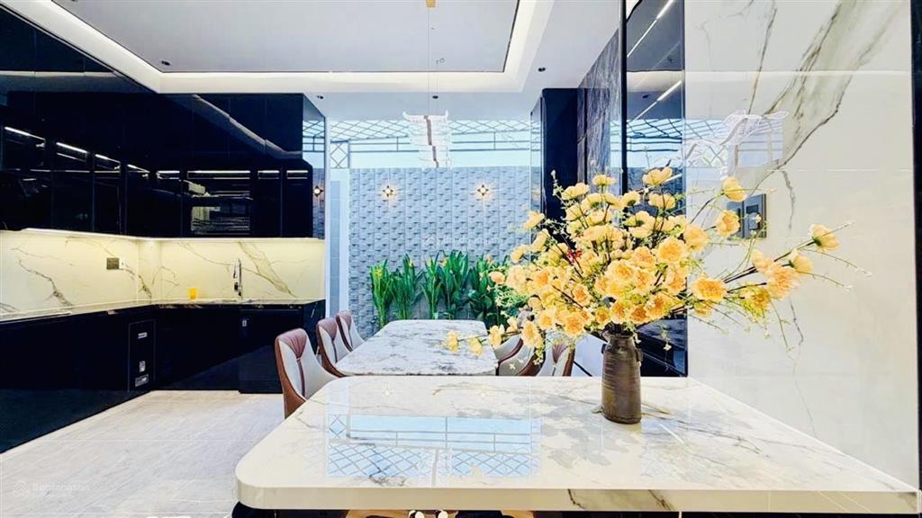 Nhà mới  thang máy  kdc  xe hơi  11.8 tỷ  nhà bè