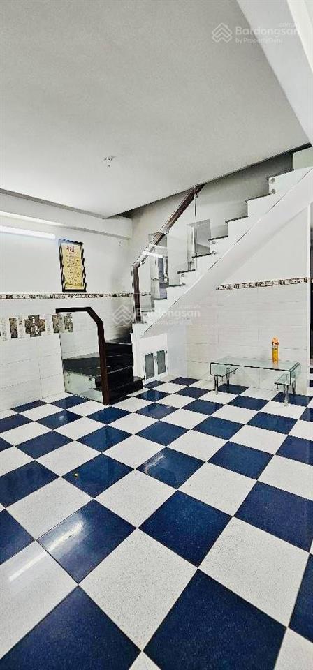 Chính chủ trang bìa  ngang gần 5m  5.6 tỷ  trung tâm q7