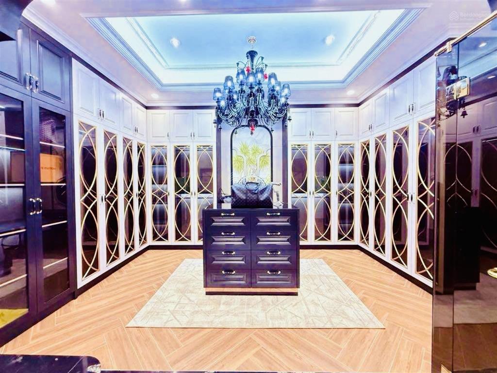 Bán nhà mặt tiền q7  thang máy  phong cách luxury