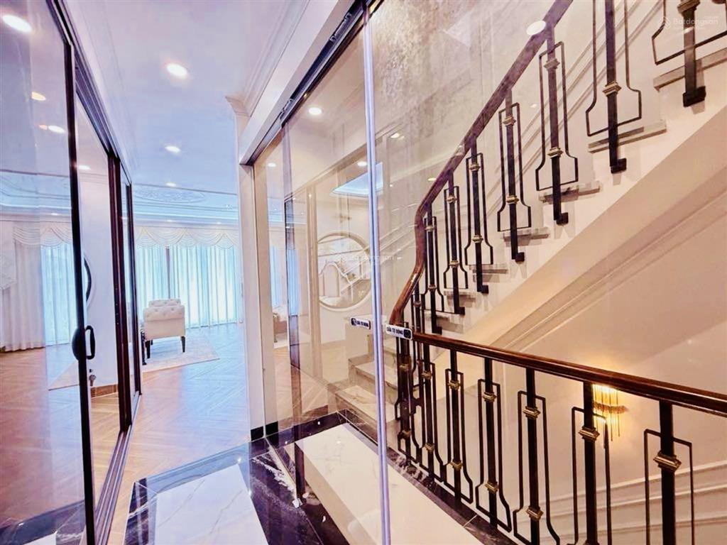 Bán nhà mặt tiền q7  thang máy  phong cách luxury