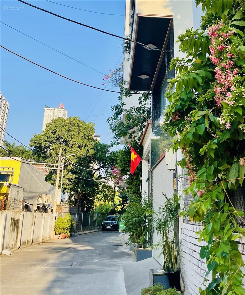Bán nhà kế q7  dt 6.12m x 20m  ô tô quay đầu  có thể xây mới 5 tầng