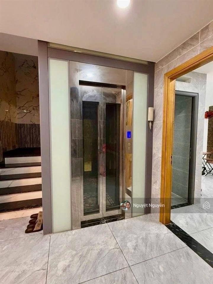 Nhà đẹp ở ngay cách mặt phố 20m thang máy mới xây 1 năm  sổ đỏ vuông đẹp