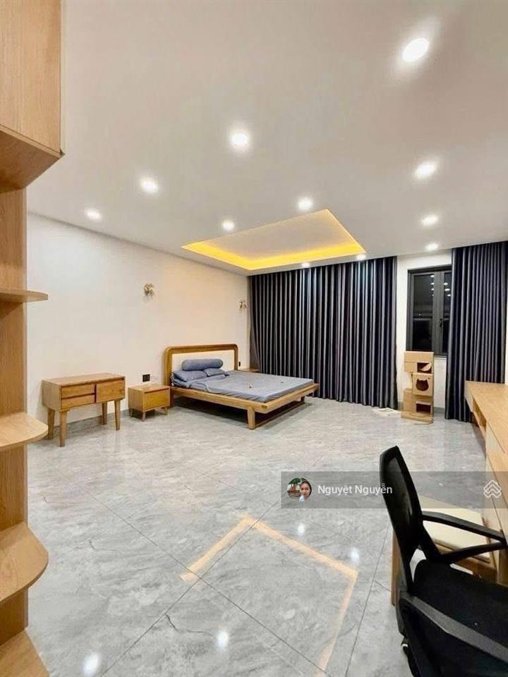 Nhà đẹp ở ngay cách mặt phố 20m thang máy mới xây 1 năm  sổ đỏ vuông đẹp