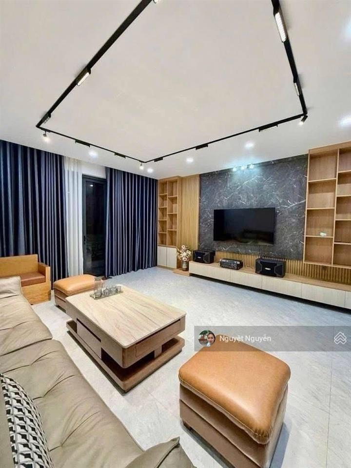 Nhà đẹp ở ngay cách mặt phố 20m thang máy mới xây 1 năm  sổ đỏ vuông đẹp