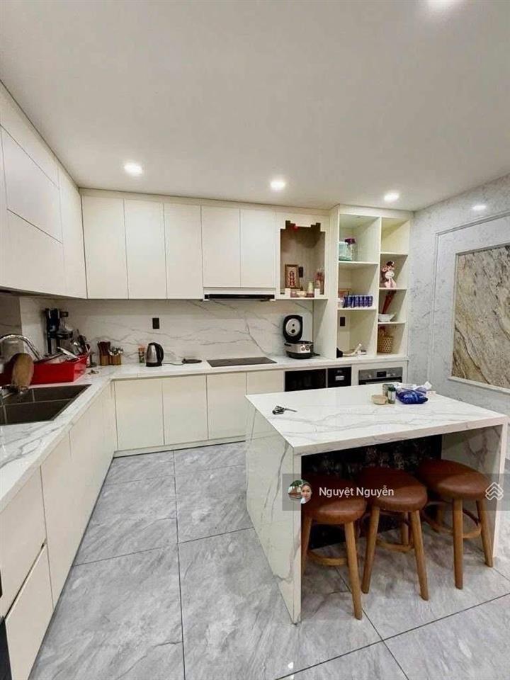 Nhà đẹp ở ngay cách mặt phố 20m thang máy mới xây 1 năm  sổ đỏ vuông đẹp