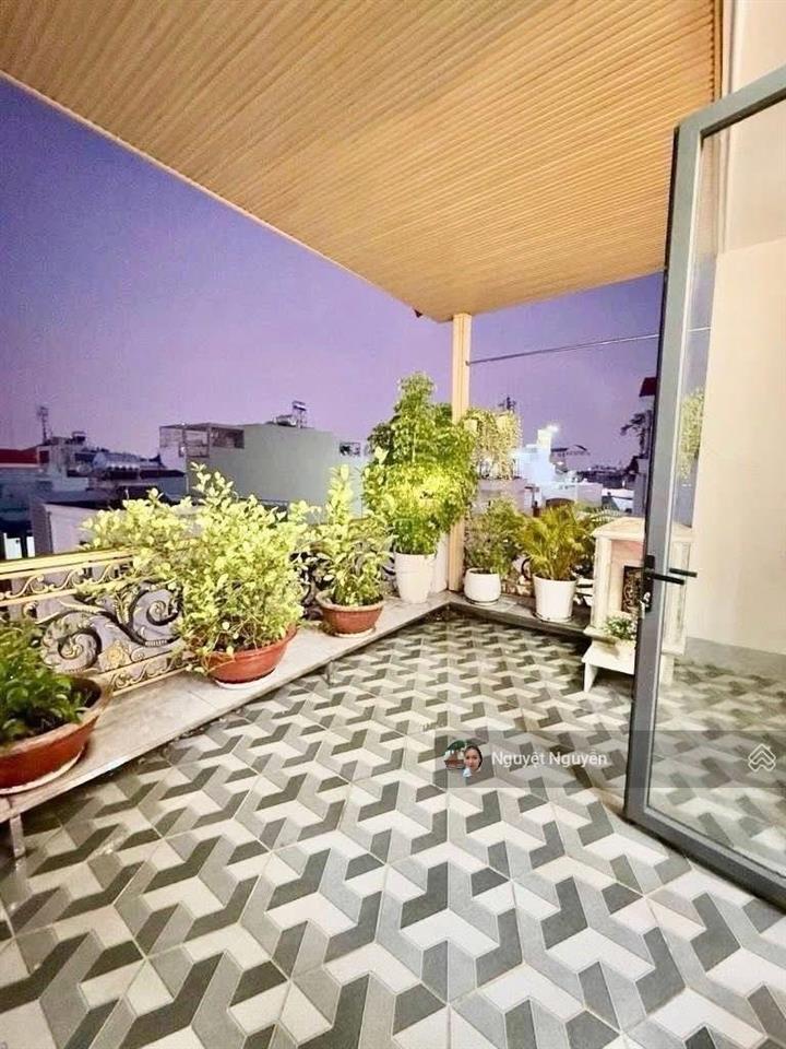 Nhà đẹp ở ngay cách mặt phố 20m thang máy mới xây 1 năm  sổ đỏ vuông đẹp