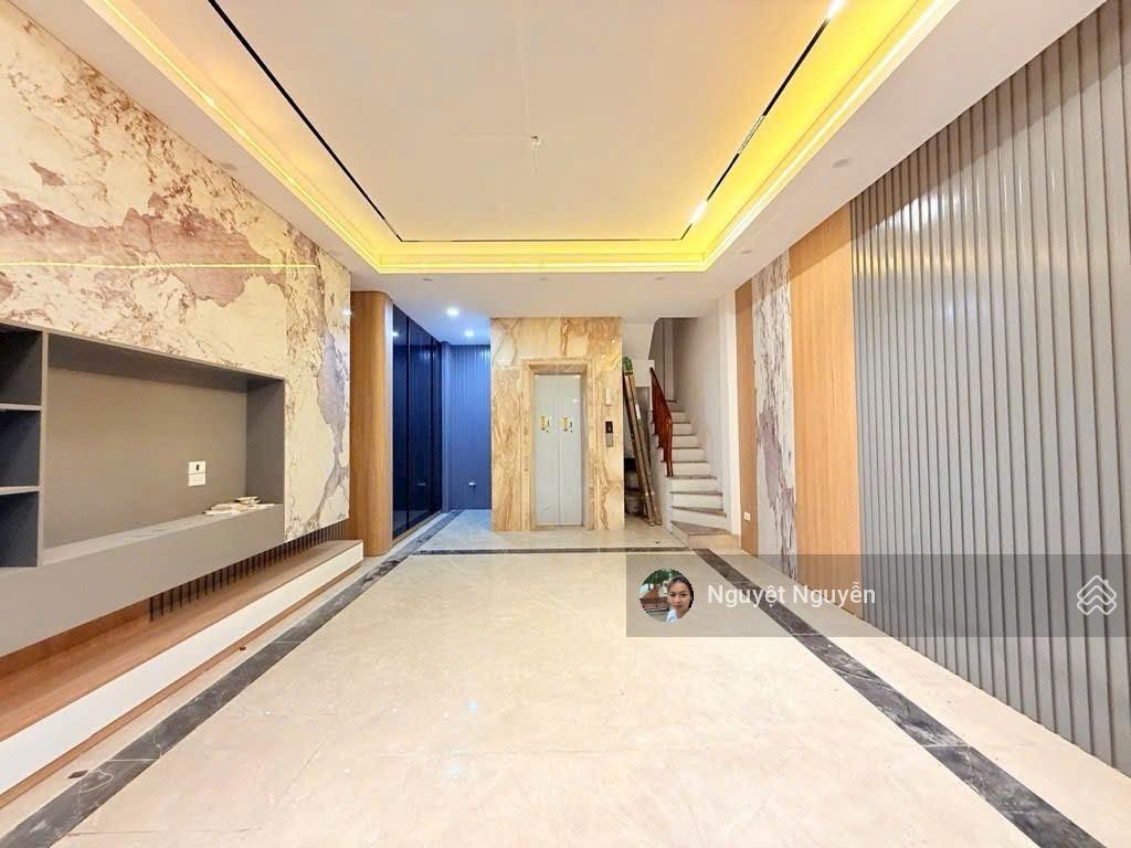 Thang máy 5 tầng đẹp ở luôn  ngõ thông ô tô  cách ô tô 5m. đại cồ việt đối diện công viên