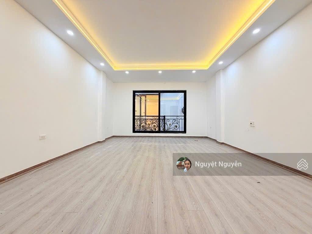 Thang máy 5 tầng đẹp ở luôn  ngõ thông ô tô  cách ô tô 5m. đại cồ việt đối diện công viên