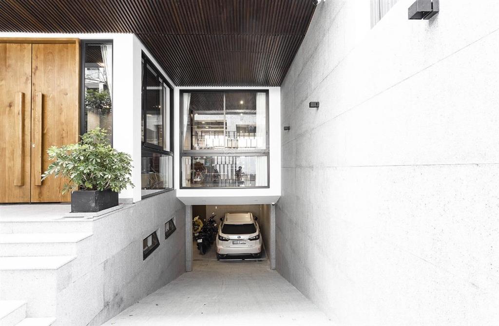 Tòa nhà văn phòng vip mới cứng phố yên lạc  hai bà trưng  hầm để 2 ô tô  thang máy nhập khẩu.