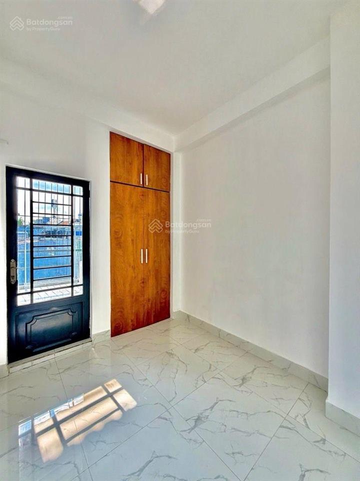 Nhà hơn 4tỷ hẻm xe hơi thích quảng đức, 1trệt 3 lầu sânthượng, 3 phòng ngủ, sổ chuẩn, còn bớt