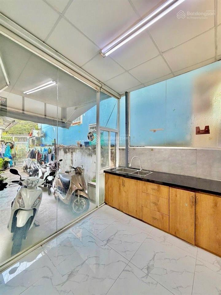 Nhà hơn 4tỷ hẻm xe hơi thích quảng đức, 1trệt 3 lầu sânthượng, 3 phòng ngủ, sổ chuẩn, còn bớt