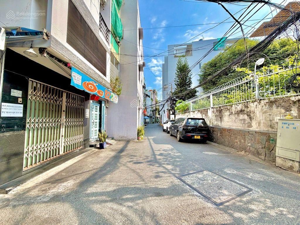 Nhà hơn 4tỷ hẻm xe hơi thích quảng đức, 1trệt 3 lầu sânthượng, 3 phòng ngủ, sổ chuẩn, còn bớt