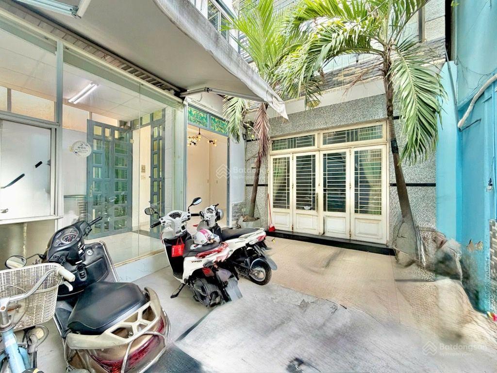 Nhà hơn 4tỷ hẻm xe hơi thích quảng đức, 1trệt 3 lầu sânthượng, 3 phòng ngủ, sổ chuẩn, còn bớt