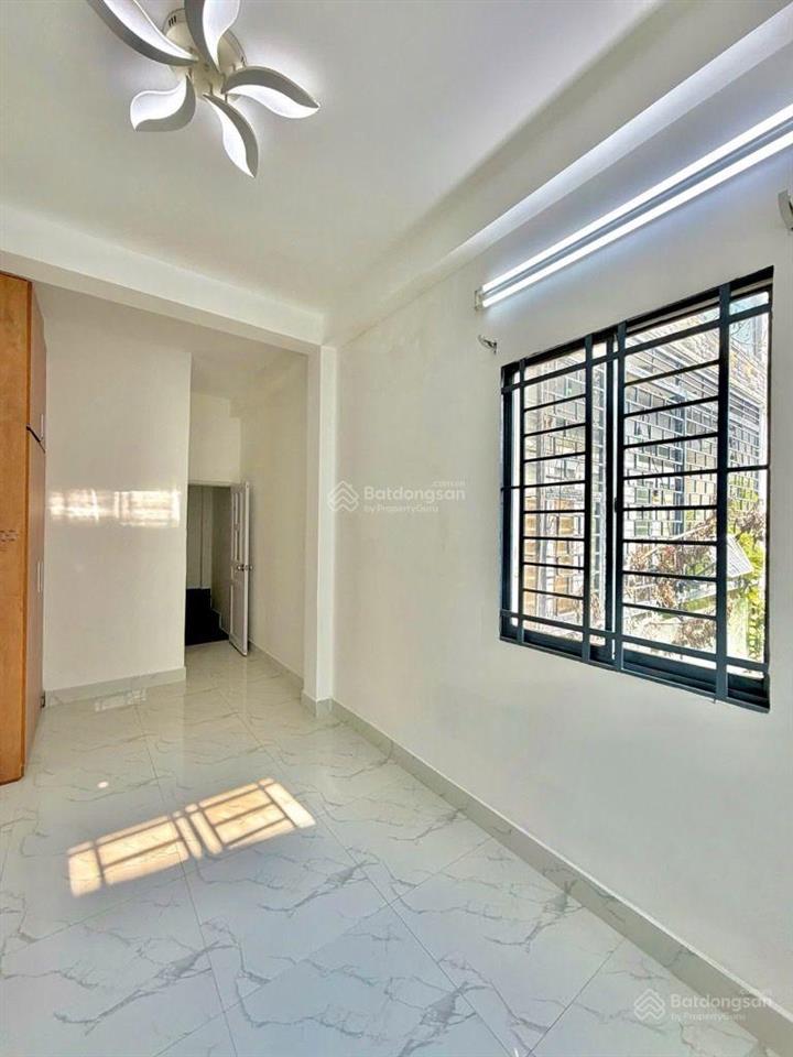 Nhà hơn 4tỷ hẻm xe hơi thích quảng đức, 1trệt 3 lầu sânthượng, 3 phòng ngủ, sổ chuẩn, còn bớt