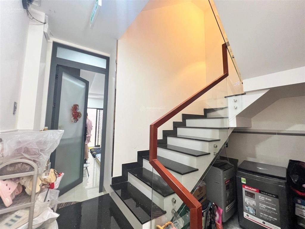 Nhà 4 tầng  dòng tiền 30tr/tháng  giáp quận 3  hẻm thông
