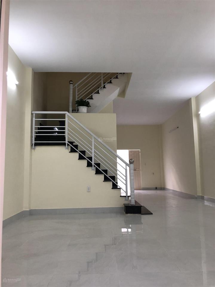 Nhà gần mặt tiền  xe tải tới nơi  5x16  2 tầng giá thuê 8 triệu/tháng.