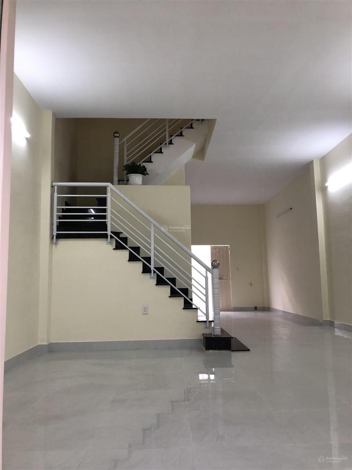 Nhà gần mặt tiền  xe tải tới nơi  5x16  2 tầng giá thuê 8 triệu/tháng.