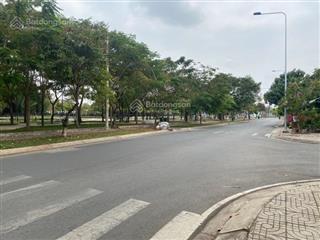 Ngay tthc xã nhà bè  9 x 18 vuông vức  đường 12m  nhà gần công viên.