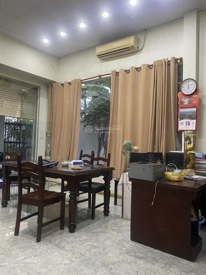 Ngay tthc xã nhà bè  9 x 18 vuông vức  đường 12m  nhà gần công viên.