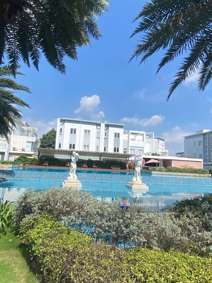 Tuyệt phẩm mega village  căn góc 2 mặt tiền 216m2 sàn  view hồ bơi resort  giá 8,1 tỷ