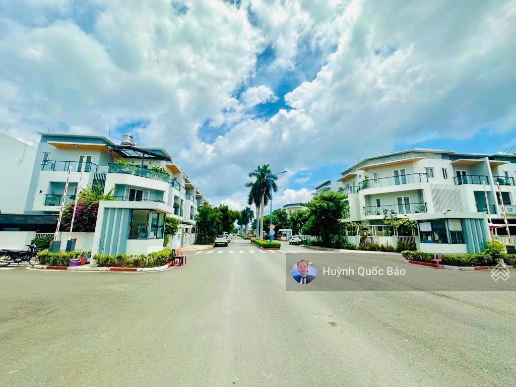 Tuyệt phẩm mega village  căn góc 2 mặt tiền 216m2 sàn  view hồ bơi resort  giá 8,1 tỷ