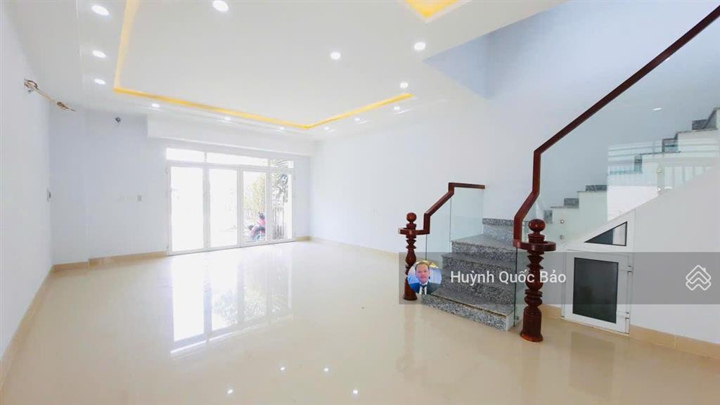 Bán bt mặt tiền đường 40m dt 192m2  sân vườn nổi bật giá 15 tỷ  thương lượng