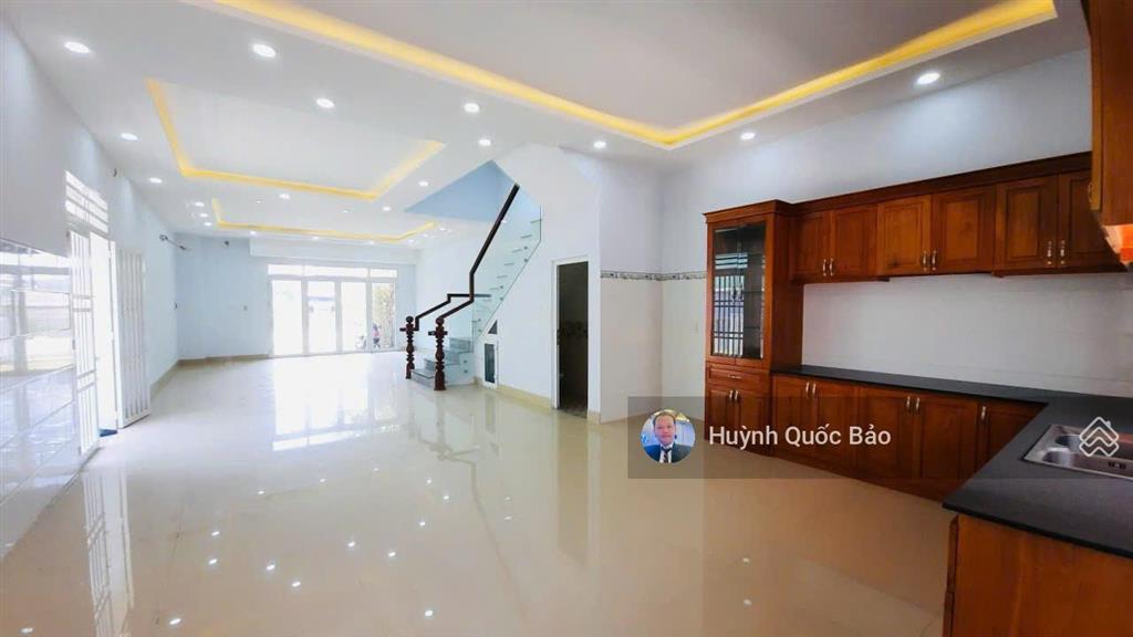 Bán bt mặt tiền đường 40m dt 192m2  sân vườn nổi bật giá 15 tỷ  thương lượng